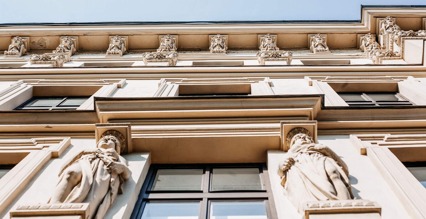 Detail exteriér domu s developerskými byty