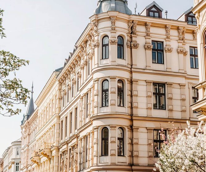 Exteriér domu s developerskými byty s podlahou Oakcent
