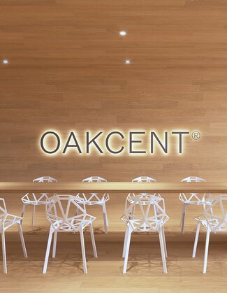 Detail dřevěného obkladu a nápisu Oakcent v showroomu v Brně