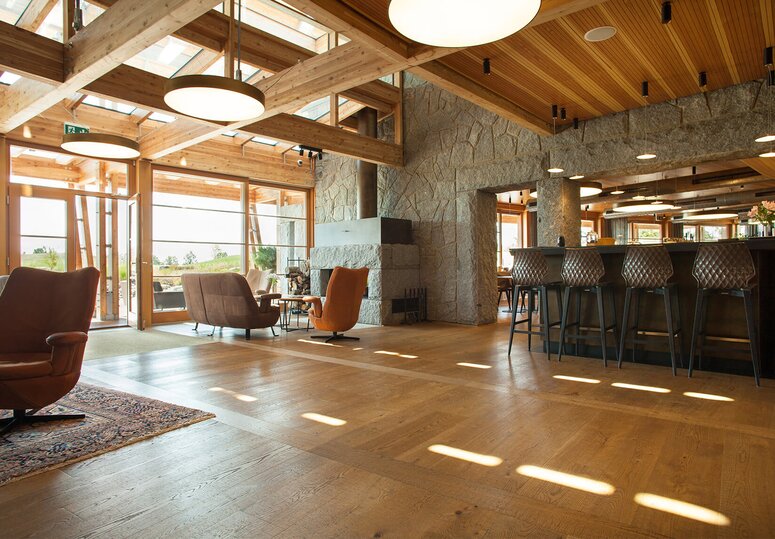 Interiér recepce Golf Resort Kácov s dřevěnou podlahou Honey