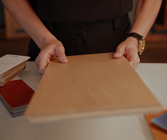 Detail na ruce držící dřevěné prkno