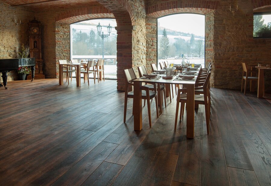 Restaurace s dřevěnou podlahou z kolekce Hazel