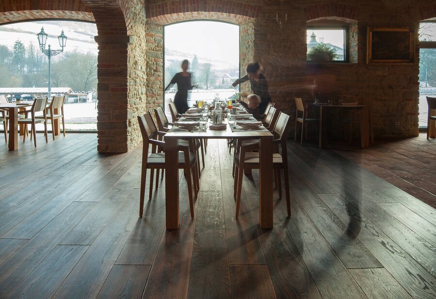 Restaurace s lidmi s hnědou dřevěnou podlahou