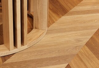 Detail dřevěné podlahy v kladbě chevron