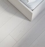 Detail bílé podlahyz kolekce Ivory