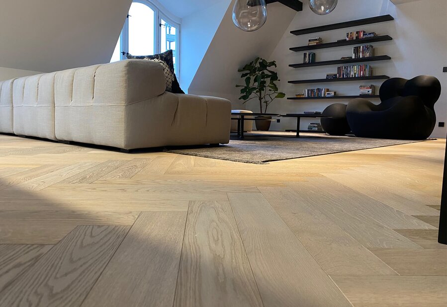 Detail podlahy z kolekce Ivory a vzorem herringbone v interiéru