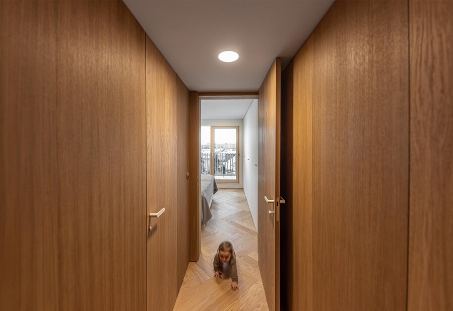 Interiér chodby s dubovou podlahou Sand a kladbou herringbone